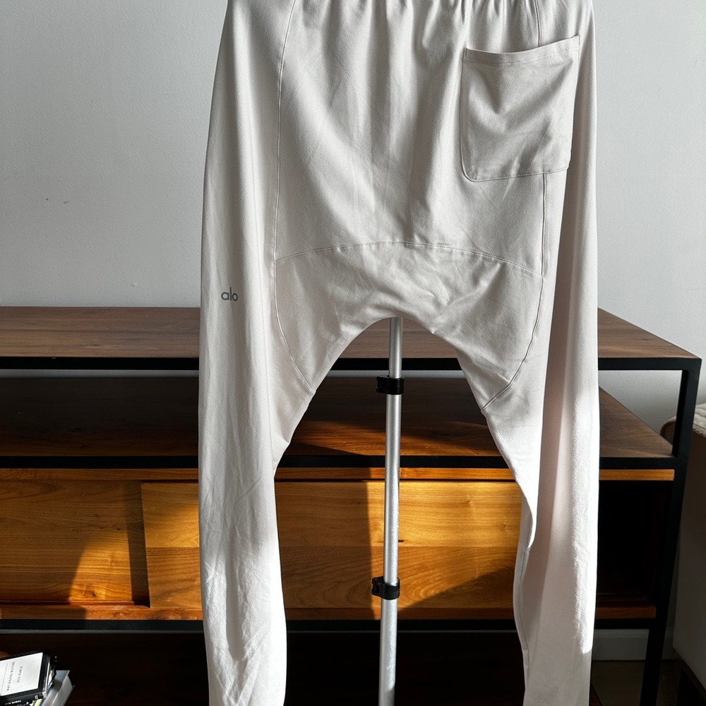 ALO Yoga Drop Crotch Joggers
Women’s Size: S - Picture 3 of 14